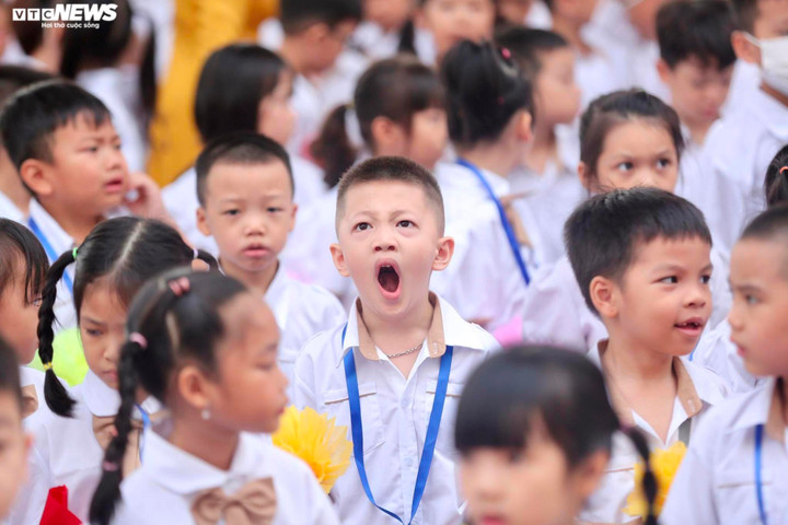 Thức dậy từ sớm chuẩn bị cho lễ khai giảng năm học mới, nhiều học sinh lớp 1, trường Tiểu học Linh Đàm (Hoàng Mai) không khỏi buồn ngủ. (Ảnh: Ngô Nhung)