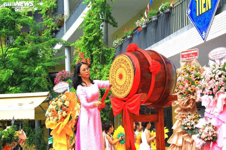 Hiệu trưởng trường Tiểu học Lý Tự Trọng Đà Nẵng đánh trống khai giảng năm học mới. (Ảnh: Xuân Tiến)