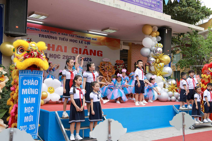 Học sinh của trường Tiểu học Lê Lợi (TP Huế) biểu diễn tiết mục văn nghệ được đông đảo các bậc phụ huynh và học sinh hưởng ứng nhiệt tình làm không khí buổi lễ thêm sôi động. (Ảnh: Nguyễn Vương)