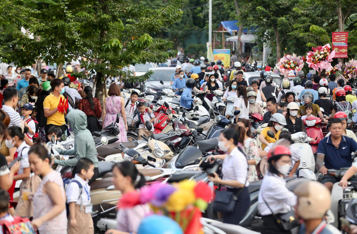 Trên tuyến đường tổ dân phố Tứ Kỳ (phường Hoàng Liệt, Hà Nội) ùn tắc do không có người phân luồng và bố trí khu vực gửi xe cho phụ huynh đưa con đi tham dự khai giảng năm học mới. (Ảnh: Ngô Nhung)