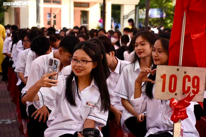 Học sinh trường THPT Mạc Đĩnh Chi vui vẻ chụp ảnh lưu lại kỷ niệm ngày khai giảng đầu tiên ở cấp 3. (Ảnh: Nguyễn Huệ)