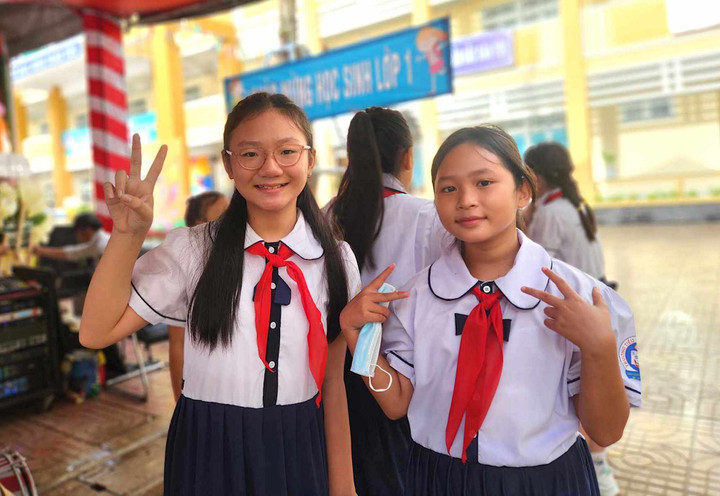 Học sinh có mặt từ sớm ở trường chuẩn bị cho lễ khai giảng năm học 2023 - 2024.