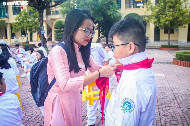 Cô giáo tại trường Lê Văn Thiêm (TP Hà Tĩnh) chỉnh trang trang phục cho học sinh trước buổi lễ khai giảng. (Ảnh: Trọng Tùng)