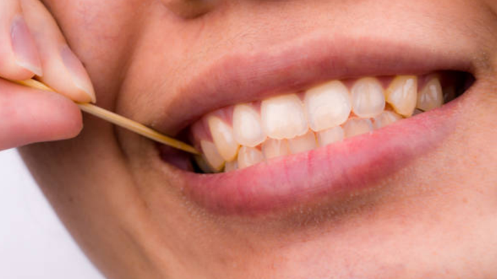 Vì sao không nên dùng tăm xỉa răng? (Ảnh: Istock)