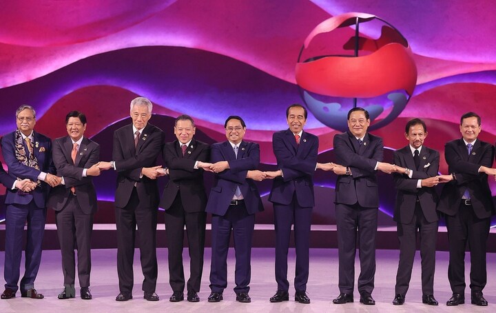 Thủ tướng Phạm Minh Chính với Tổng Thư ký và Trưởng đoàn các nước ASEAN tại lễ khai mạc. (Ảnh: Dương Giang/TTXVN)