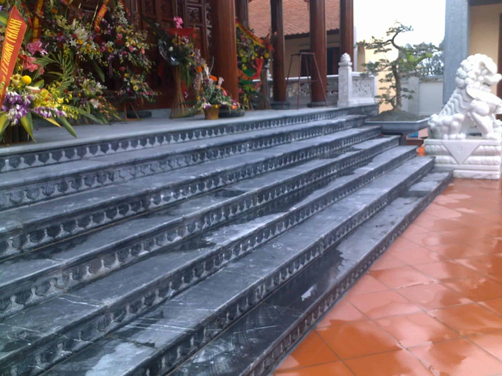 Thềm nhà của đền có 7 bậc. (Ảnh: Đá Lâm Tạo)