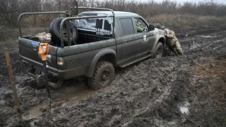 Bùn lầy trên chiến trường Ukraine.