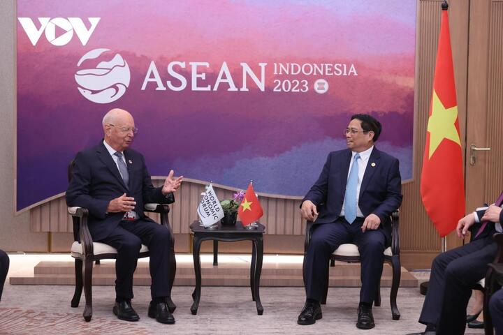 Thủ tướng Phạm Minh Chính và Chủ tịch Diễn đàn Kinh tế thế giới (WEF) Klaus Schwab.