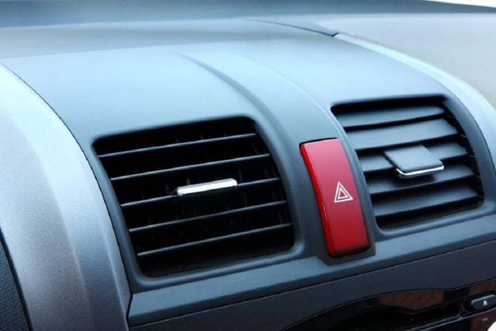 Nút bật đèn khẩn cấp trên ô tô.