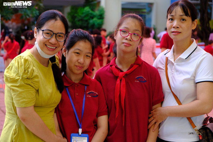 Đôi bạn thân Tuệ Linh và Hương Giang đã có 5 năm học cùng nhau. Sáng nay hai em đợi nhau ở cổng trường, cùng mẹ ghi lại những khoảnh khắc đáng nhớ. Ở trường, các em học sinh khiếm thị sẽ ở nội trú, chỉ cuối tuần mới về nhà. Thế nên, từ công việc chăm sóc, hướng dẫn ôn tập, học hành, cho đến đưa các em vào lớp học đều do thầy cô đảm nhận.
