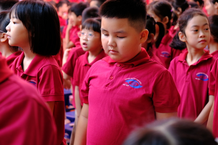 Bố bế con, bà ôm cháu bị bại não đón khai giảng tại ngôi trường đặc biệt - 13