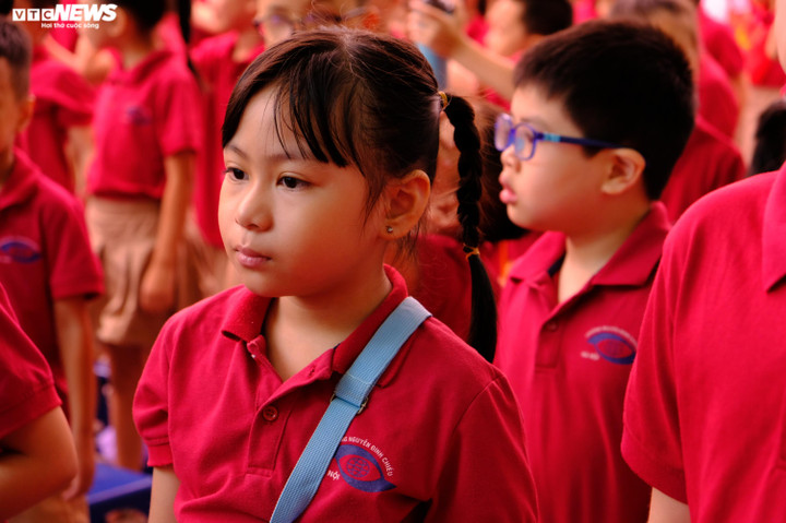 Khuôn mặt lạ lẫm, có chút lo lắng hiện rõ trên khuôn mặt của những cô bé, cậu bé học sinh lớp 1.