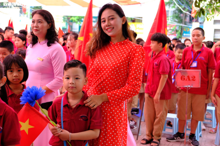 5 năm công tác tại ngôi trường đặc biệt nhất Hà Nội, cô Vũ Ngọc Anh vẫn không giấu nổi cảm xúc hồi hộp trước mỗi năm học mới. Với cô, việc dạy các em học sinh đặc biệt không chỉ cần chuyên môn nghiệp vụ vững mà còn là sự bao dung, kiên trì và thấu hiểu.