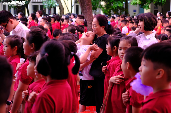 "Hiện cháu học lớp can thiệp đặc biệt năm thứ năm. Dù sức khỏe không được như các bạn nhưng cháu ghi nhớ rất nhanh và sống tình cảm", bà Nhã chia sẻ và cho biết, suốt 4 năm qua, bà luôn kề vai cháu trong hành trình đến trường. Hình ảnh người bà ôm cháu hát Quốc ca trong lễ khai giảng gây xúc động.