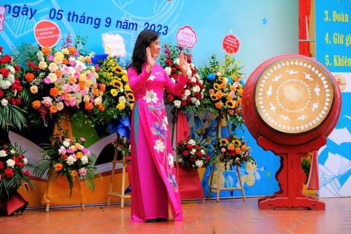 "Để hái được trái ngọt thành công, phải có những bước đi vững chắc đầu tiên của năm học mới: Không ngừng chăm chỉ, rèn luyện học tập cũng như trau dồi các kỹ năng sống và đạo đức sống”, cô Nguyễn Thị Tuyết Mai, Hiệu trưởng trường PTCS Nguyễn Đình Chiểu nhắn gửi học sinh.