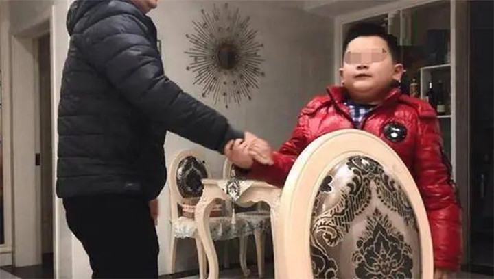 Cậu con trai tức giận kéo bố rời đi.