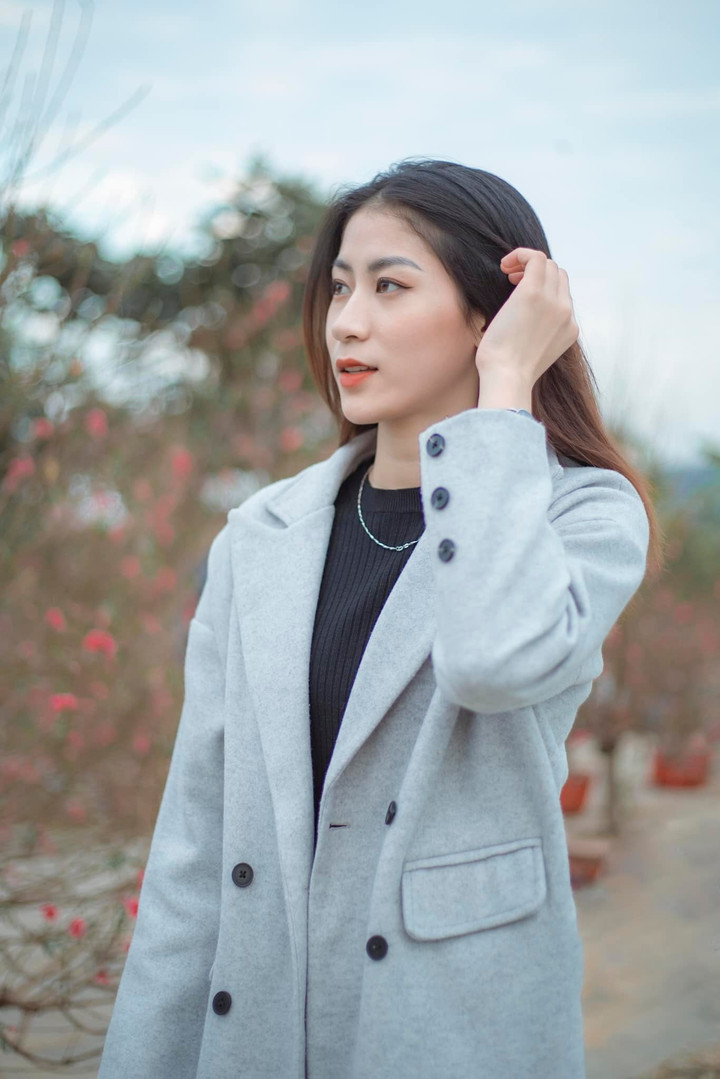 Kiều Trinh bên ngoài sân đấu là hình ảnh nữ tính và vẻ đẹp sắc sảo.