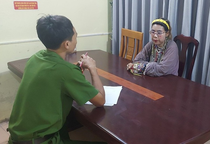 "Hot girl Bella" Đoàn Thuý Hà tại cơ quan công an.