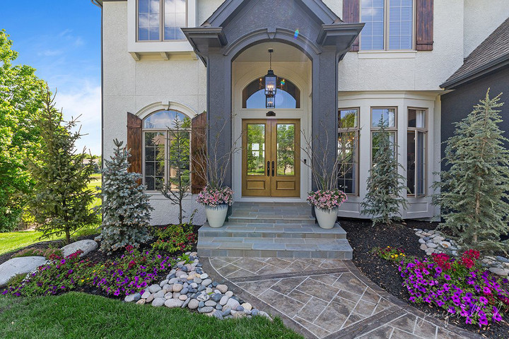 Cửa chính nên mở vào trong là tốt nhất. (Ảnh: Jenniferallwoodhome)