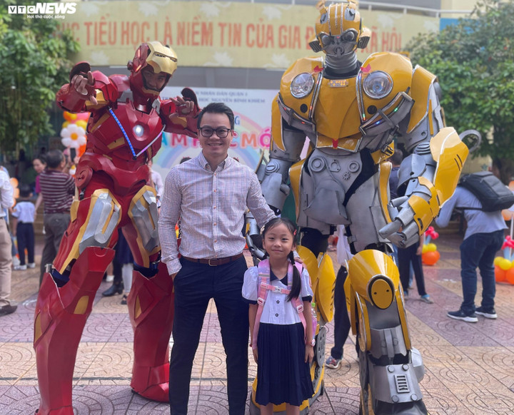 Phụ huynh, học sinh lưu lại kỷ niệm ngày khai giảng.