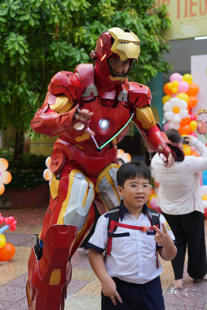 Học sinh thích thú khi 'Iron Man' xuất hiện tại lễ khai giảng - 3