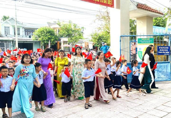 Năm học 2023-2024, trường Tiểu học Junko đón 147 học sinh khối lớp 1. Trong ảnh, các thầy cô giáo đang nắm tay đưa học trò của mình tiến vào sân trường để làm Lễ Khai giảng. (Ảnh: Thanh Ba)