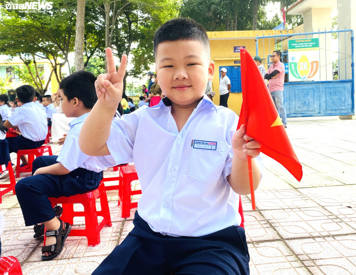 Cậu học trò lớp 1 háo hức trong buổi Lễ Khai giảng năm học mới tại Trường Tiểu học Junko. (Ảnh: Thanh Ba)