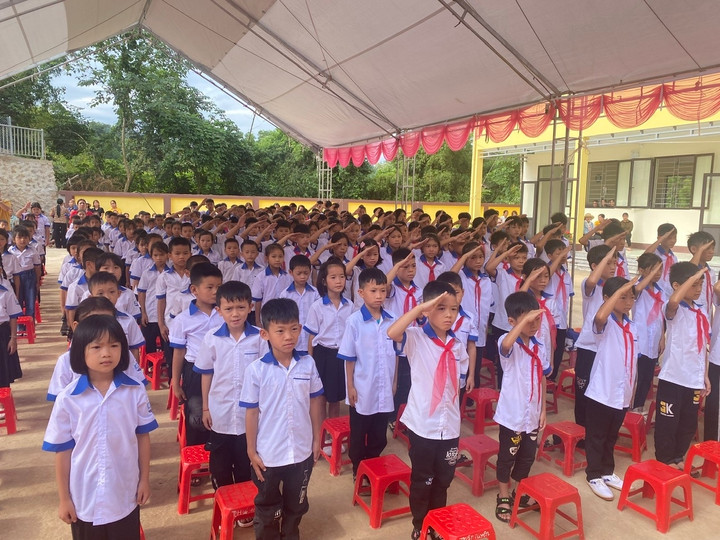 Không khí trang nghiêm tại Trường Tiểu học và Trung học cơ sở Liêm Thủy trong ngày khai giảng.