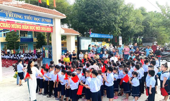 Cách đây đúng 30 năm, Junko Takhashi (lúc bấy giờ đang học năm 3 Đại học Meiji) cùng nhóm bạn có chuyến thực tế dọc dài từ Nam ra Bắc đất nước Việt Nam. Về nước, viết trong cuốn nhật ký của mình, nữ sinh viên thổ lộ mong muốn một ngày không xa sẽ trở lại Việt Nam, góp sức mình để học trò nơi đây có điều kiện học tập tốt hơn. Cuối năm 1993, Junko không may qua đời vì tai nạn giao thông. Đúng một năm sau ngày Junko mất, tình cờ lật mở cuốn nhật ký cô con gái, ông bà Horotaro Takahashi quyết định thực hiện di nguyện của con. Tháng 12/1994, từ số tiền bảo hiểm của Junko, bố mẹ đã lặn lội sang Việt Nam và tìm đến mảnh đất Điện Phước để hỗ trợ xây trường. (Ảnh: Thanh Ba)