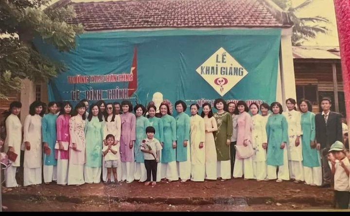 Ngắm nhìn hình ảnh lễ khai giảng thời "ông bà anh", nhiều người bồi hồi xúc động vì thời gian trôi quá nhanh. Thời ấy, vật dụng cho buổi lễ khởi đầu năm học mới khá đơn giản, chỉ có tấm phông xanh kèm thêm dòng chữ được cắt tay cẩn thận, chỉn chu. (Ảnh: Lê Hồng Vân)