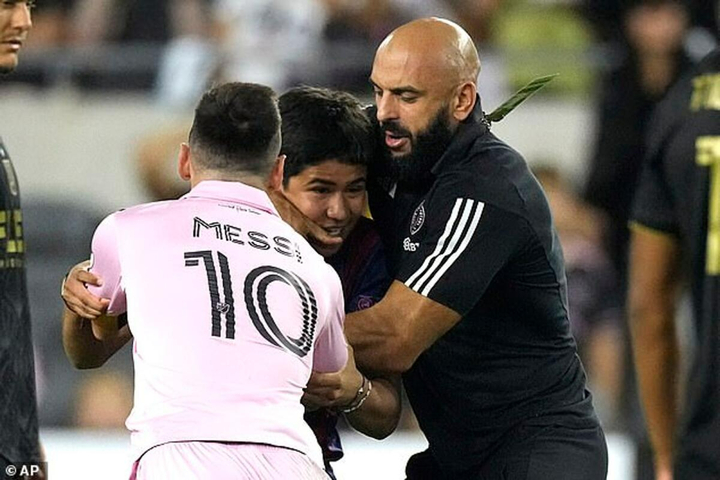 Bodyguards prevent fans from approaching Messi.  (Photo: AP)