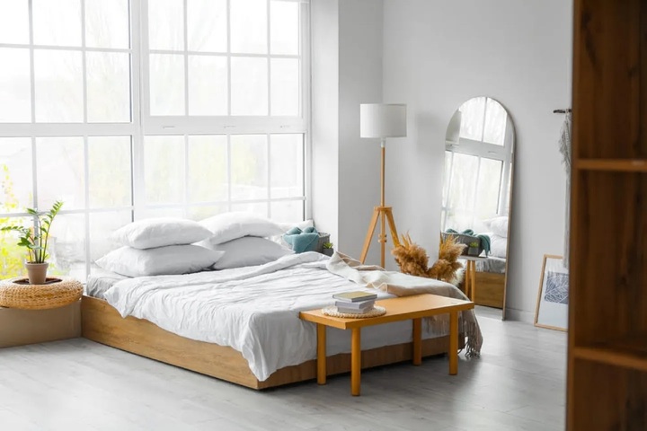 Đối diện giường ngủ là vị trí không nên đặt gương trong nhà. (Ảnh: Melaniejadedesign)