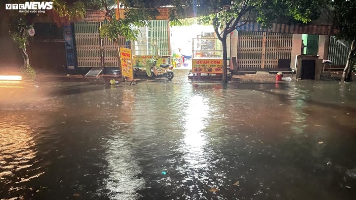 Bà Lê Thị Thu Trang (72 tuổi) người dân ở đường Nguyễn Thị Minh Khai, TP Quy Nhơn cho biết, khoảng 30 phút sau cơn mưa, nước đã ngập tới thềm nhà, thêm 30 phút nữa, nước đã tràn vào trong.