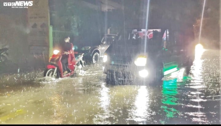 Trên tuyến đường Thanh Niên, nước ngập cao làm tắc nghẽn giao thông, không ít phương tiện phải quay đầu vì không thể di chuyển.