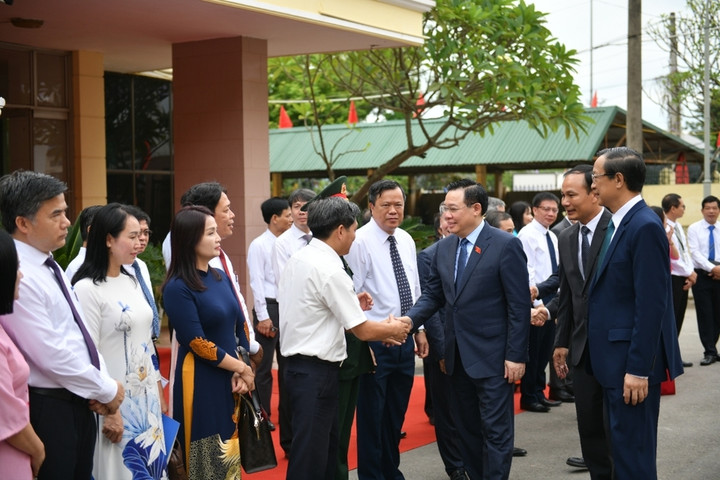 Chủ tịch Quốc hội Vương Đình Huệ đến dự lễ khai giảng cùng thầy và trò Trường Hữu nghị T78 (Phúc Thọ, Hà Nội).