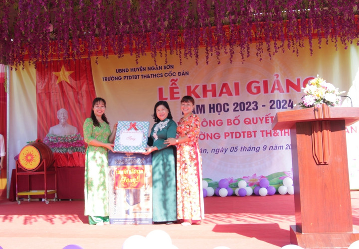 Phó Bí thư Thường trực Tỉnh ủy, Chủ tịch HĐND tỉnh Phương Thị Thanh trao quà của Thường trực Tỉnh uỷ cho nhà trường.