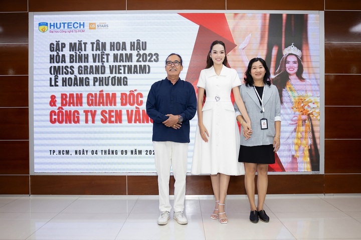 Hoa hậu Lê Hoàng Phương cùng các thầy cô tại khoa Kiến trúc Mỹ thuật.
