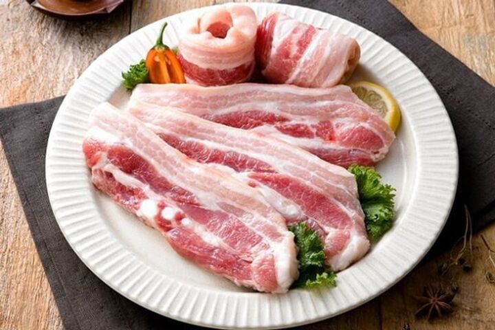 Nên chọn miếng thịt có màu hồng nhạt đến đỏ thẫm, độ đàn hồi tốt. (Ảnh: Spiderum)