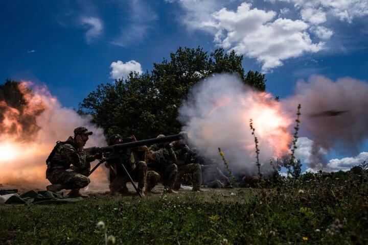 Nga đẩy mạnh tấn công ở hướng Đông Bắc buộc Ukraine phải dàn quân đối phó. (Ảnh: CNN)