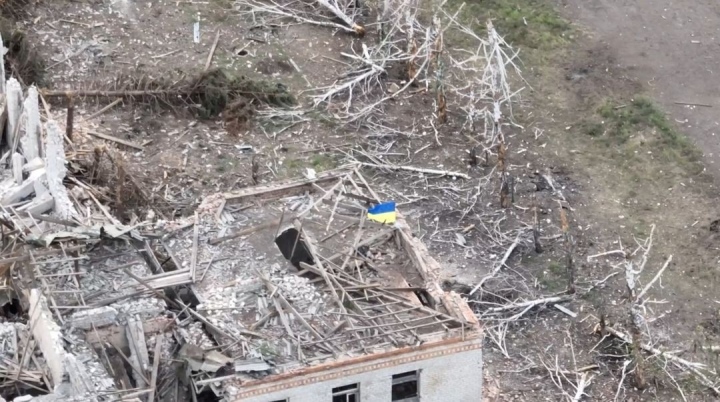 Video được Bộ Quốc phòng Ukraine cho thấy lá cờ của nước này tại một khu vực được cho là thuộc làng Rabotino, Zaporizhzhia.