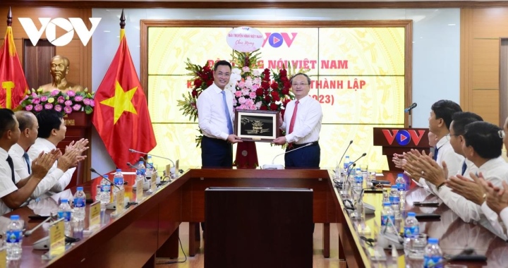 Nhân kỷ niệm 78 năm Ngày thành lập Đài Tiếng nói Việt Nam, Tổng Giám đốc VTV Lê Ngọc Quang gửi lời chúc mừng tốt đẹp nhất đến lãnh đạo, cán bộ, phóng viên, biên tập viên, kỹ thuật viên, người lao động của VOV và tặng quà lưu niệm cho VOV.