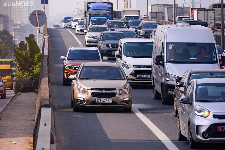 Ô tô lấn sang làn khẩn cấp ở vành đai 3 trên cao để nhanh chóng thoát khỏi đoạn đường ùn tắc. (Ảnh: Đắc Huy)