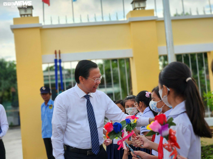 Chủ tịch UBND TP.HCM Phan Văn Mãi hỏi thăm học sinh. (Ảnh: Lâm Ngọc)