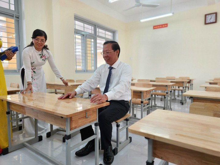Trước giờ diễn ra lễ khai giảng, Chủ tịch UBND TP.HCM trực tiếp kiểm tra cơ sở vật chất, bàn học, lớp học. (Ảnh: Lâm Ngọc)