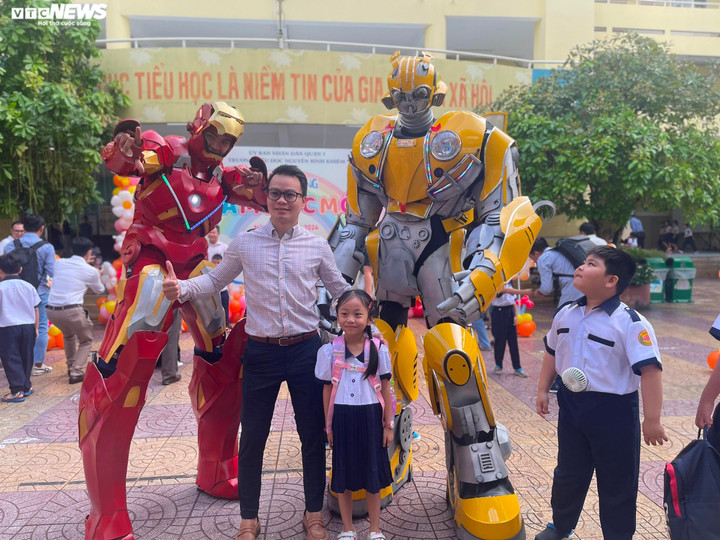 Trường Tiểu học Nguyễn Bỉnh Khiêm (quận 1, TP.HCM) chuẩn bị thêm những chú robot, siêu nhân ngay trước cổng trường để đón học sinh trong ngày khai giảng khiến học sinh, phụ huynh thích thú chụp ảnh lưu lại kỷ niệm. (Ảnh: Phan Nga)