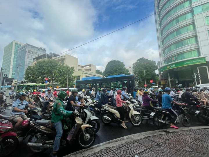 Nhiều nơi ở TP.HCM và Hà Nội bắt đầu xảy ra hiện tượng ùn tắc quanh khu vực cổng trường học do lượng phương tiện phụ huynh đưa đón con gia tăng. (Ảnh: Phan Nga)