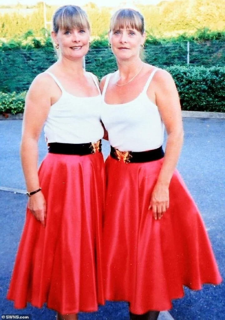 Bức ảnh chụp hai chị em năm 2004. (Ảnh: Daily Mail)