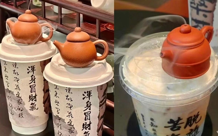 Nắp ly trà sữa có gắn chiếc ấm nhỏ chứa đá khô bốc hơi, tạo cảm giác như chốn bồng lai tiên cảnh.