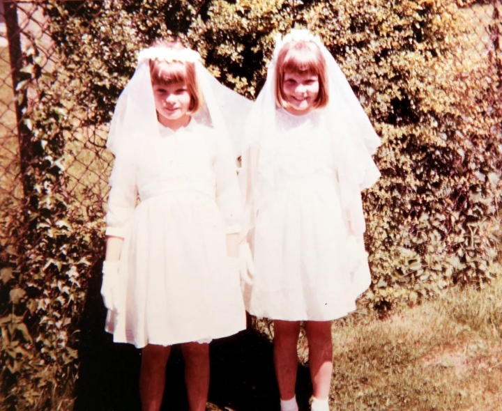 Rosey và Kathy mặc rất nhiều trang phục giống nhau từ bé đến lớn, đây là bức ảnh chụp năm 1963. (Ảnh: NYP)
