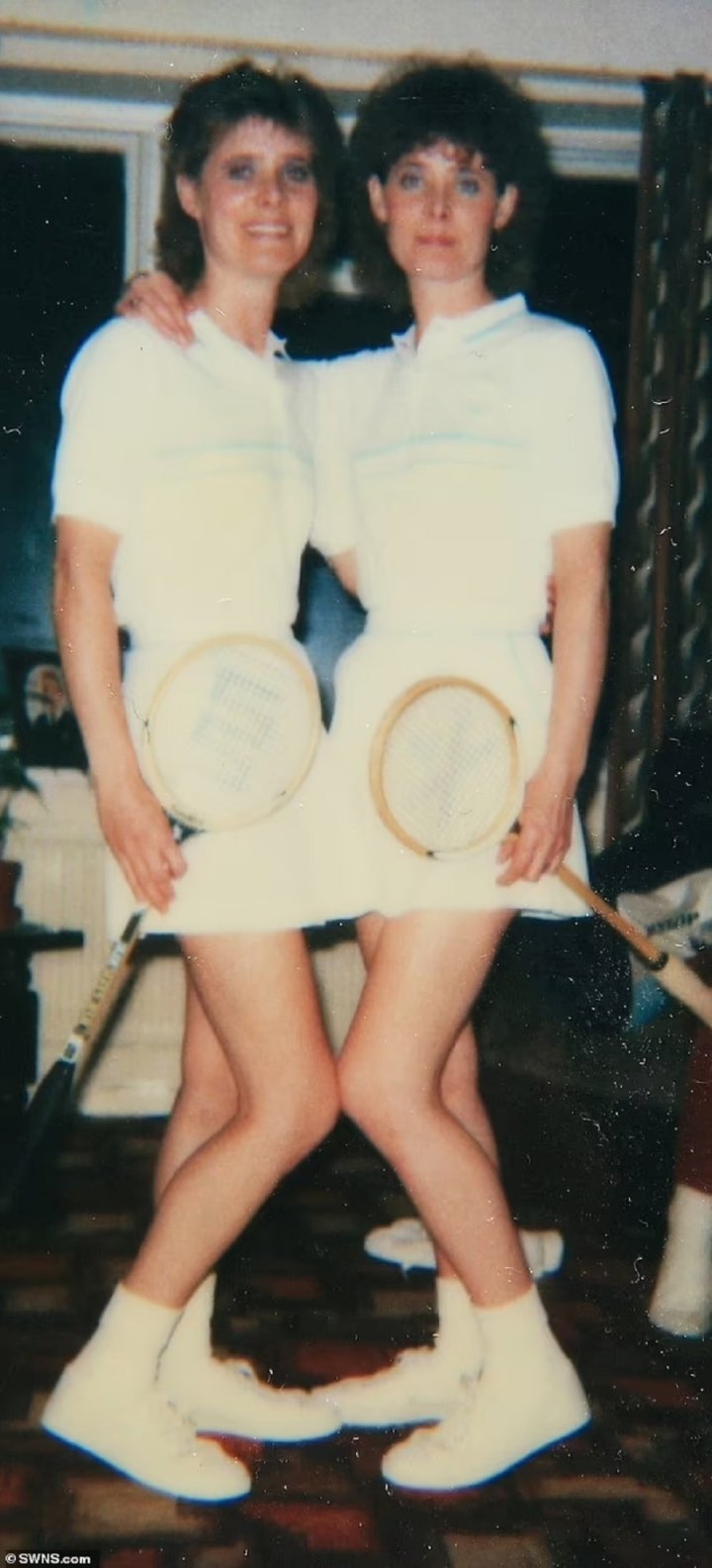 Bức ảnh chụp hai chị em năm 1980. (Ảnh: Daily Mail)
